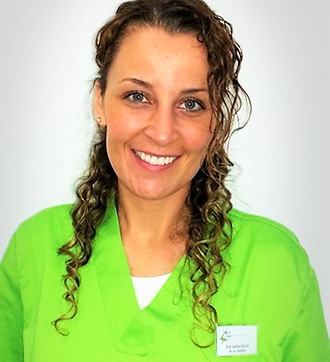 Clínica Dental Catoira Dra. Lorena Busto dentista de bata verde