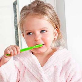 Clínica Dental Catoira Dra. Lorena Busto niña cepillándose los dientes